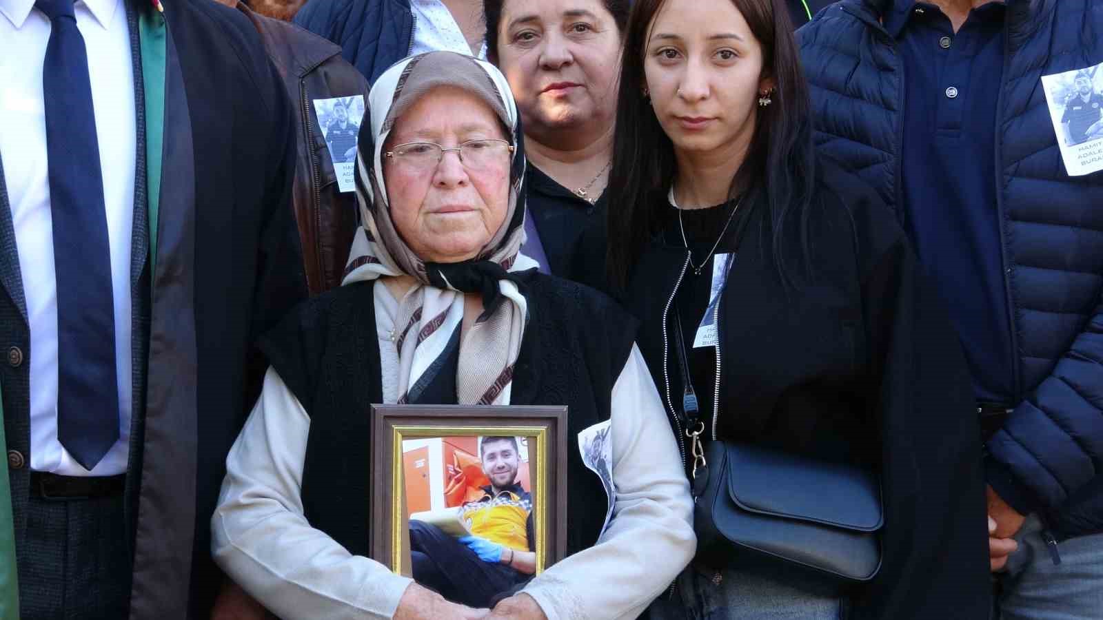 Darp sonucu ölen genç paramediğin annesi mahkemede gözyaşlarına boğuldu
Darp sonucu ölen genç paramediğin annesi mahkemede gözyaşlarına boğuldu