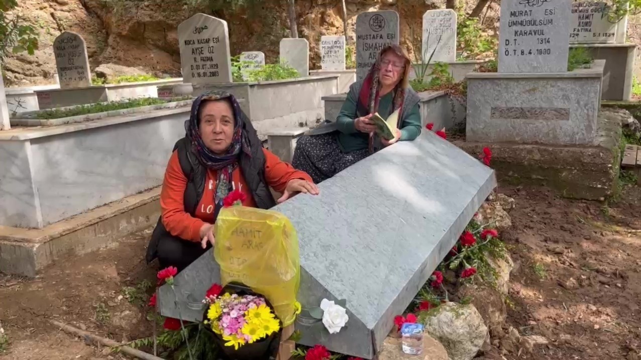 Darp sonucu ölen genç paramediğin annesi mahkemede gözyaşlarına boğuldu
Darp sonucu ölen genç paramediğin annesi mahkemede gözyaşlarına boğuldu