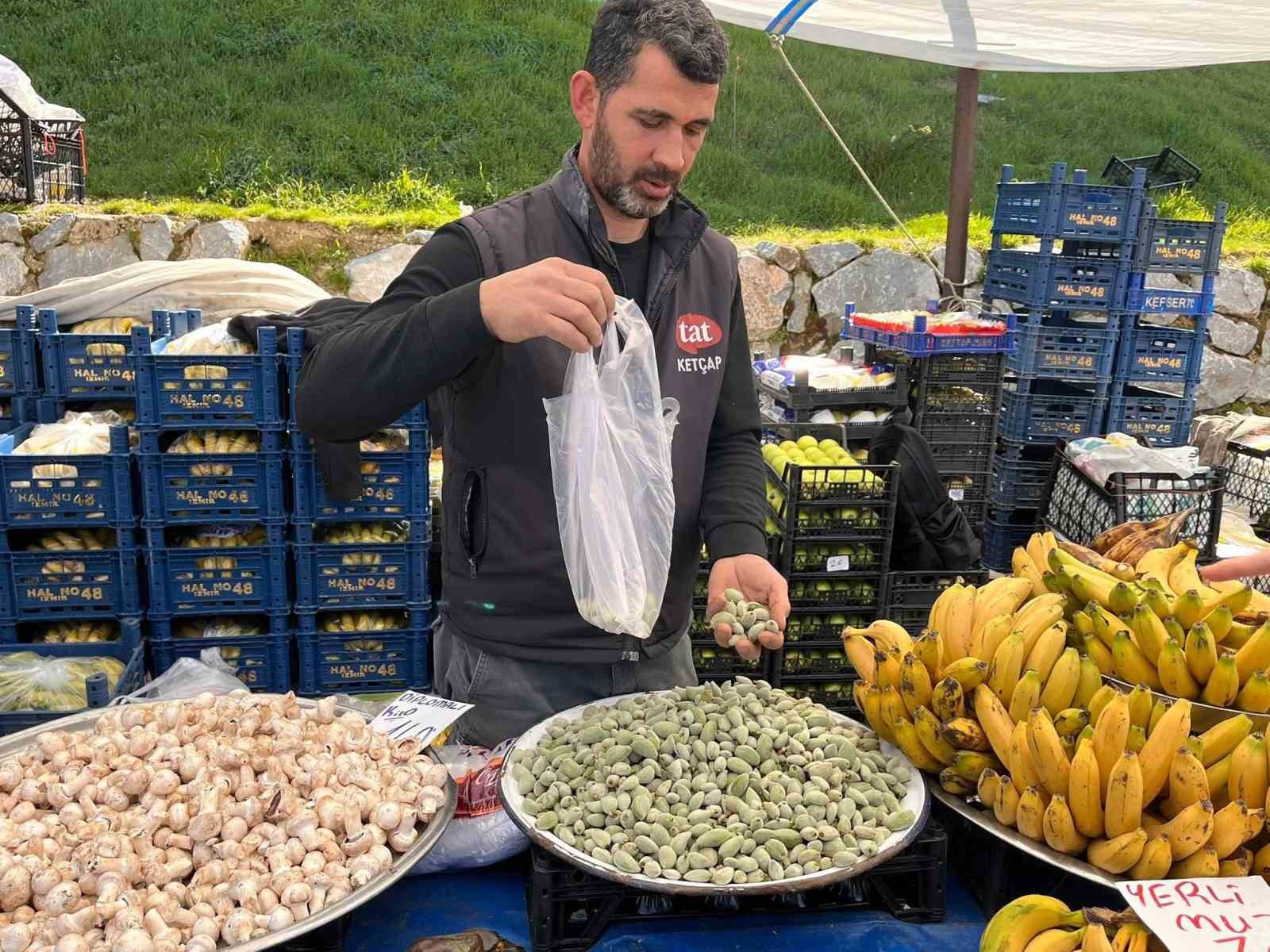 Datça Bademi, Yatağan’daki pazar tezgahlarında yerini aldı
