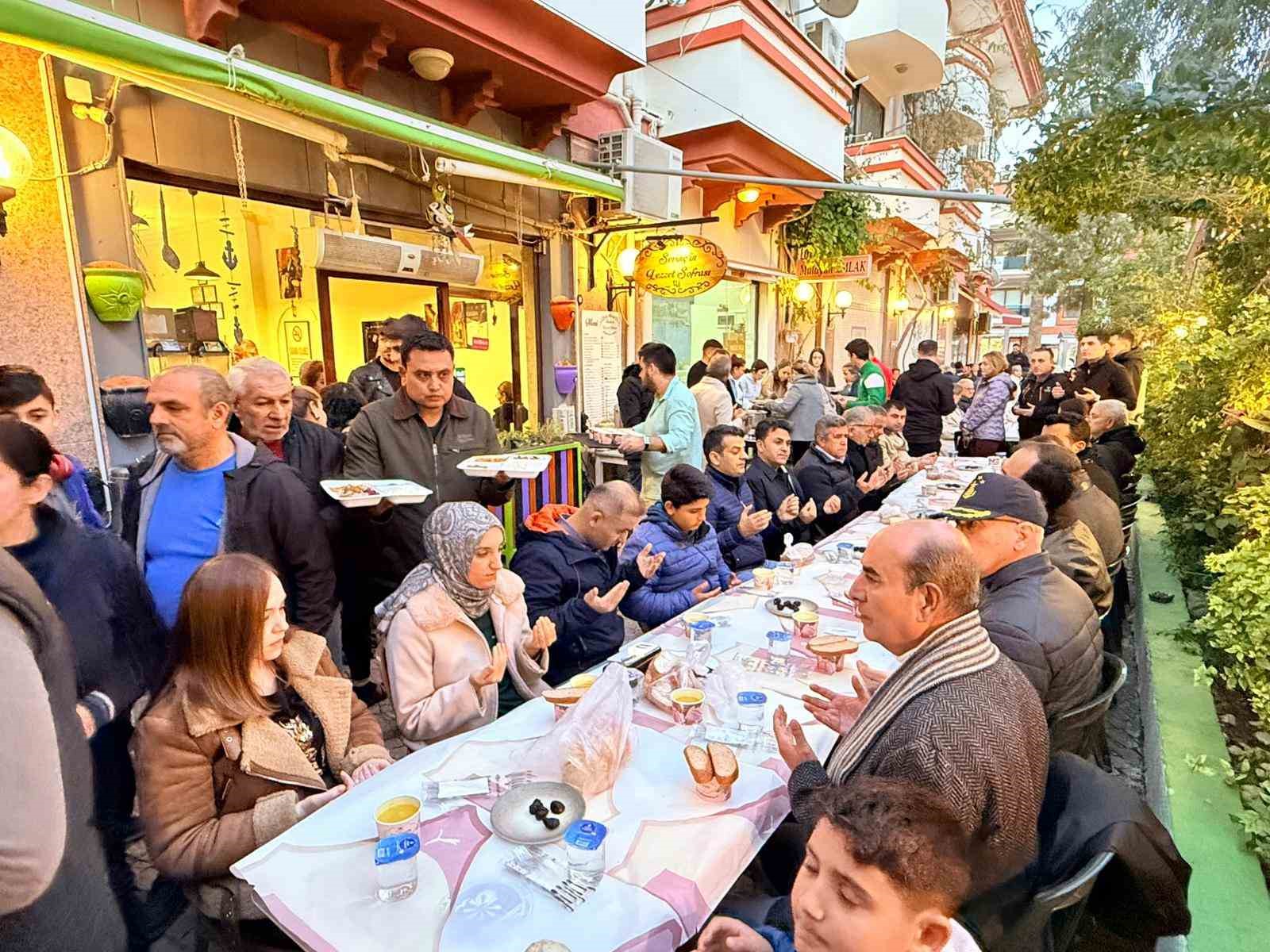 Datça’da 86. Sokak esnafından 400 kişilik iftar
