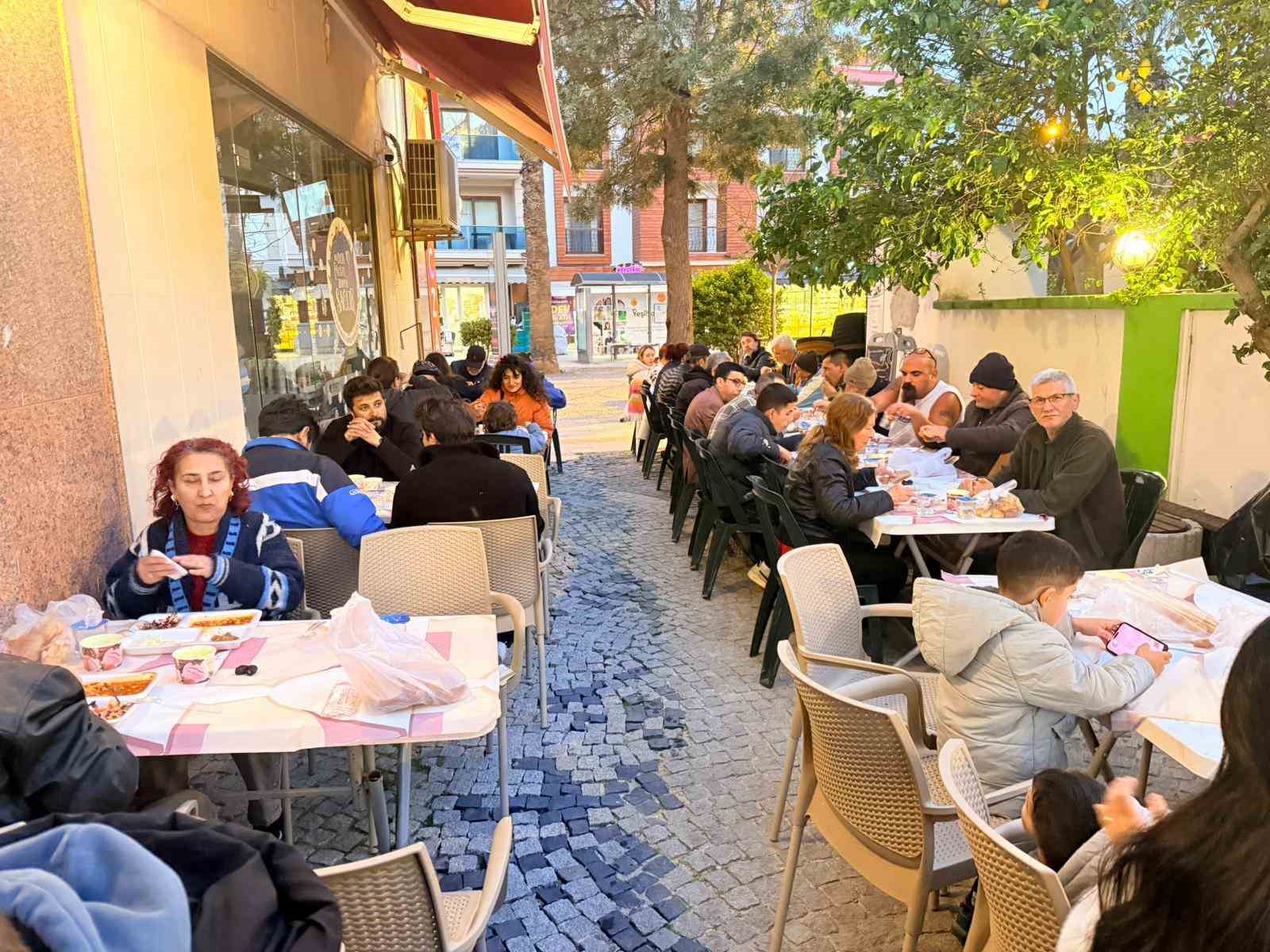 Datça’da 86. Sokak esnafından 400 kişilik iftar
