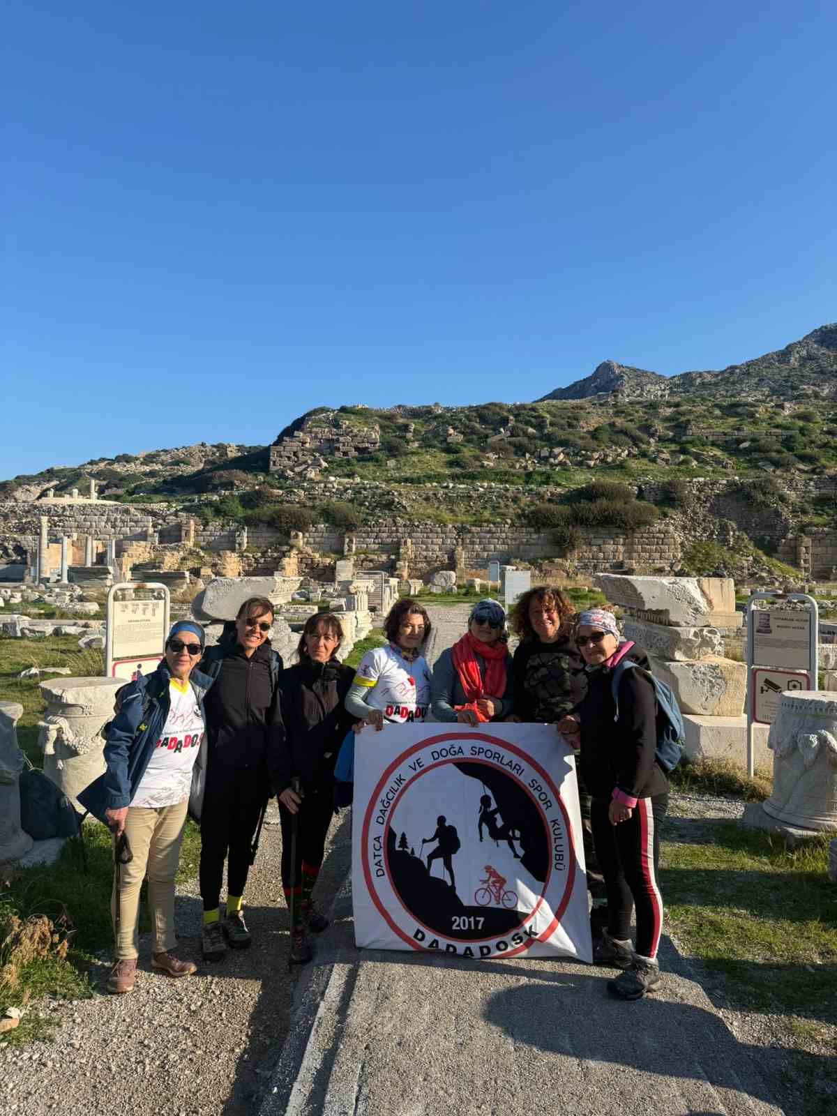 Datça’da kadınlar 8 Mart için doğada yürüdü
