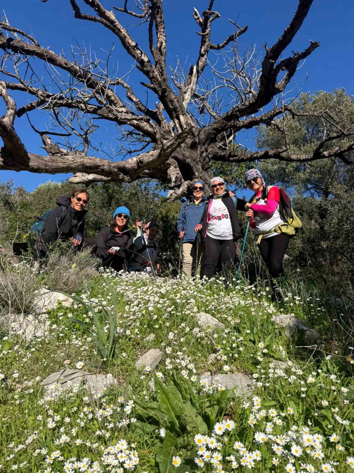 Datça’da kadınlar 8 Mart için doğada yürüdü
