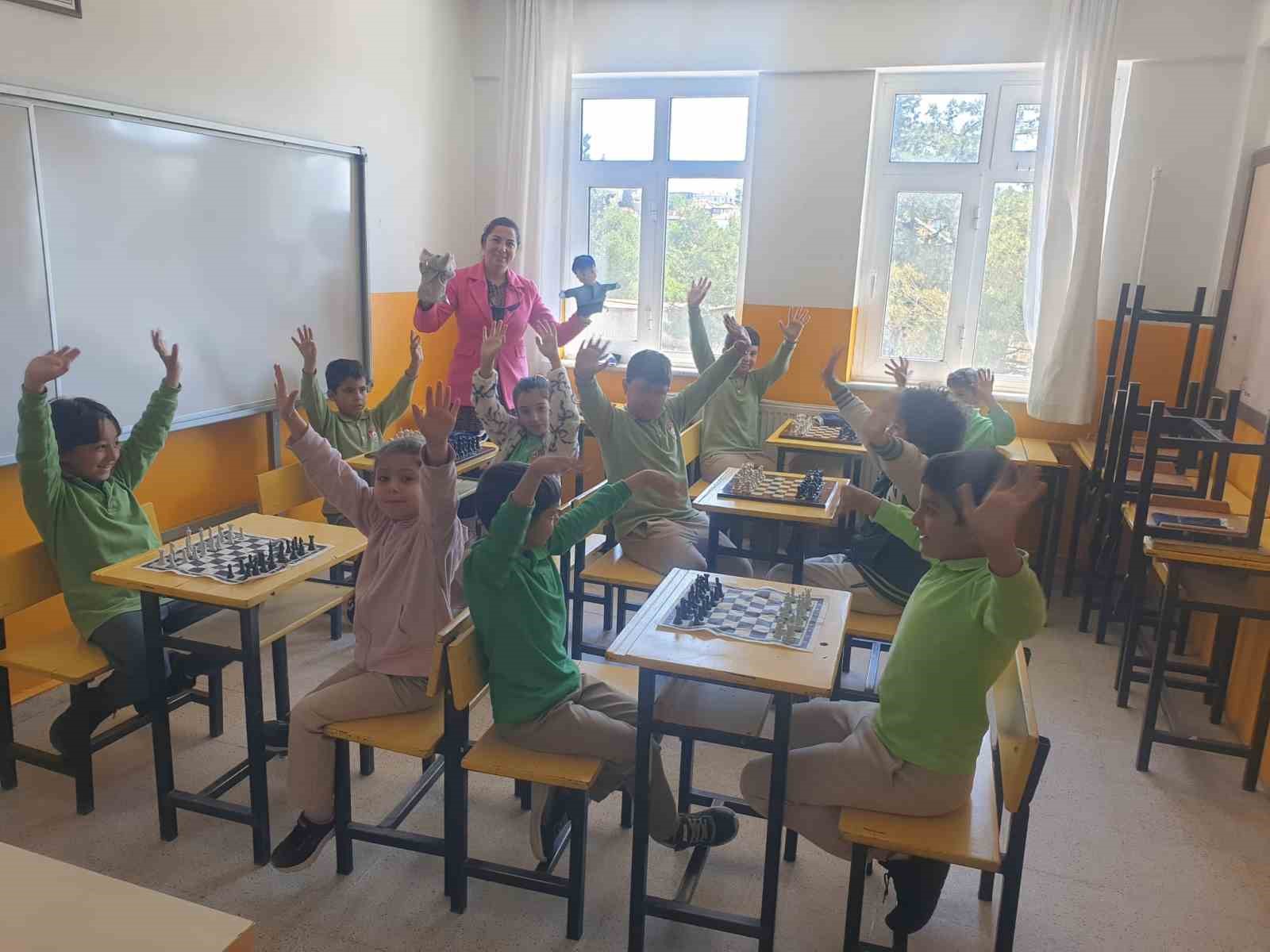 Datça’da öğrenciler ’hikayelerle satranç’ etkinliğinde buluştu
