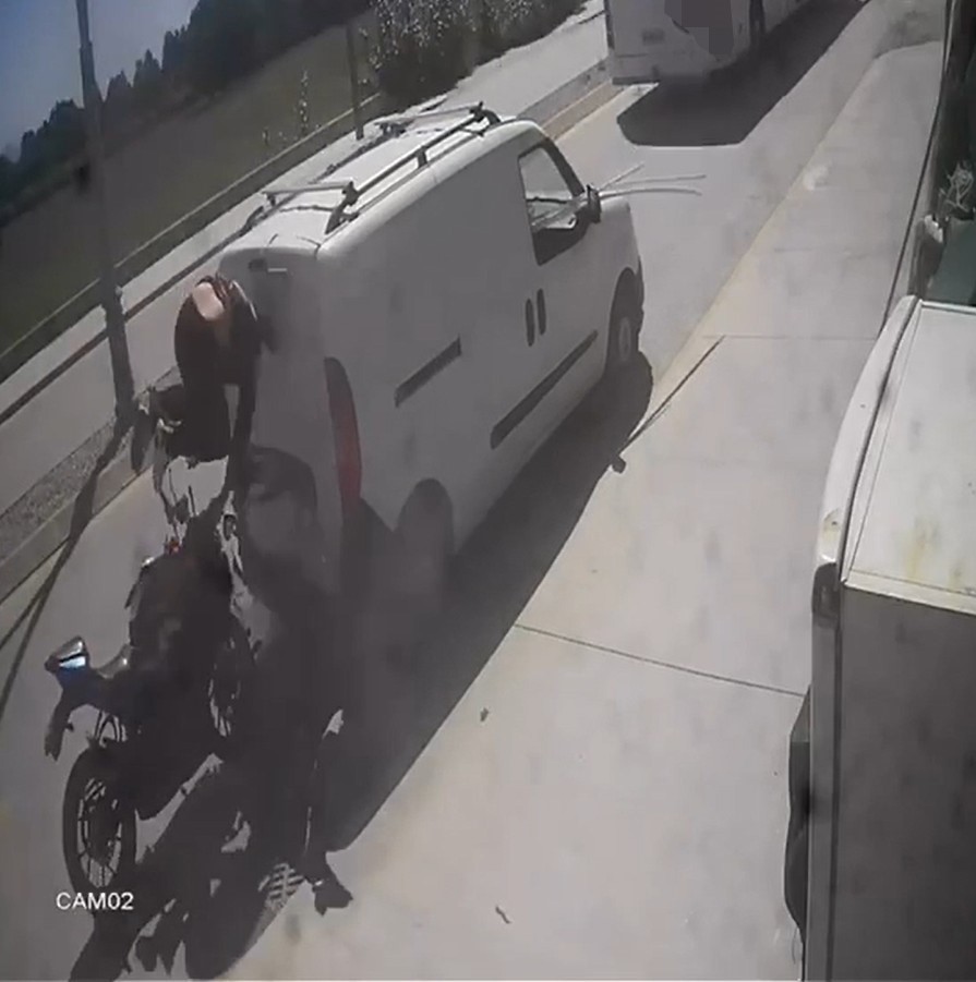 Datça’da park halindeki araca çarpan motosiklet sürücüsü yaralandı
