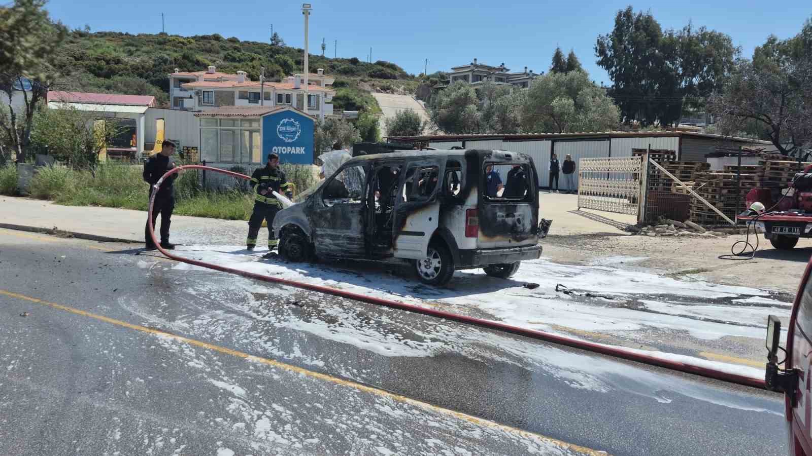 Datça’da ticari araç küle döndü
