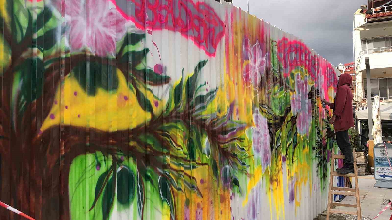 Datça’da yapımı süren okulun duvarları Badem Çiçeği Festivali’ne hazırlandı
