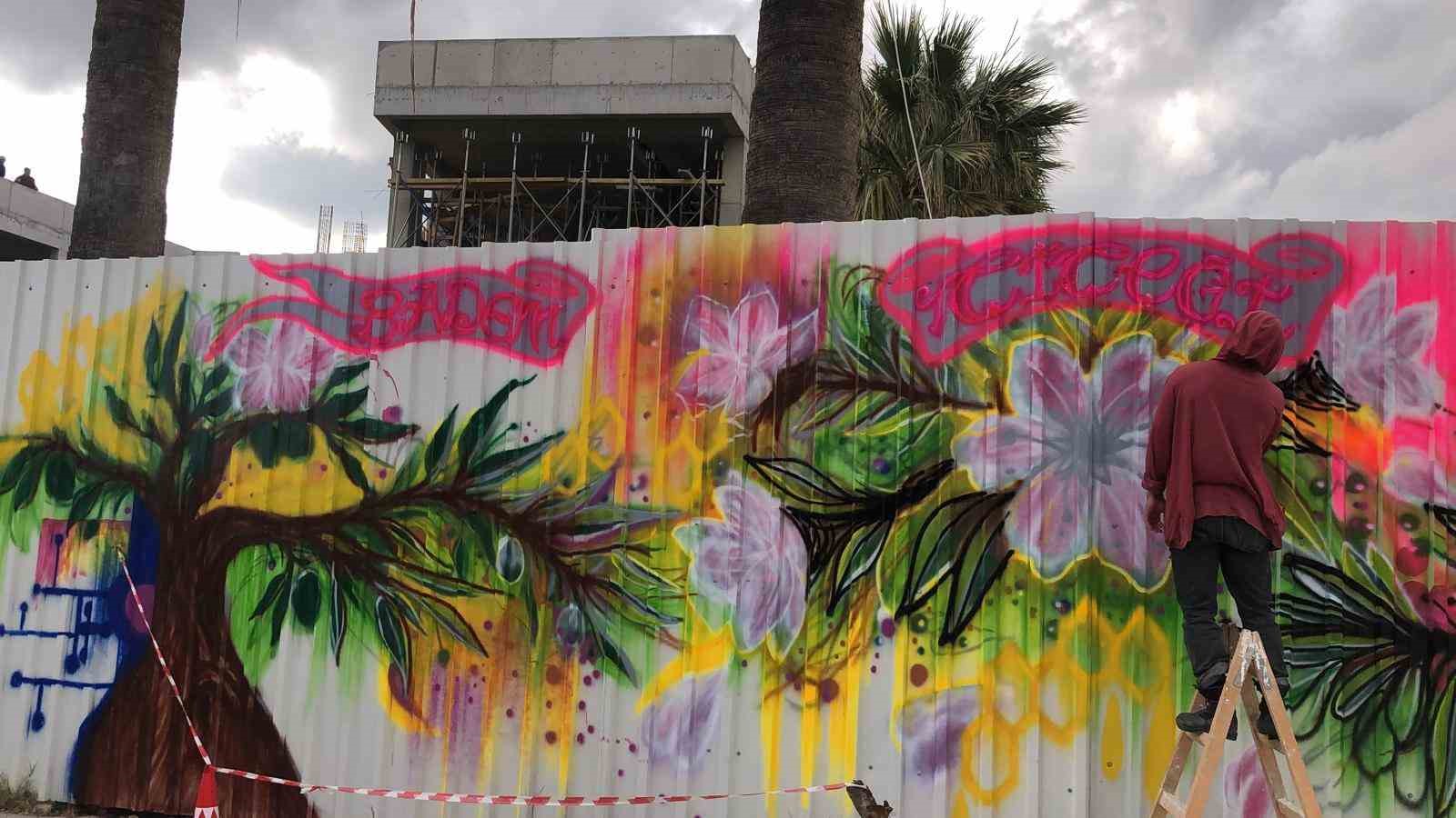 Datça’da yapımı süren okulun duvarları Badem Çiçeği Festivali’ne hazırlandı
