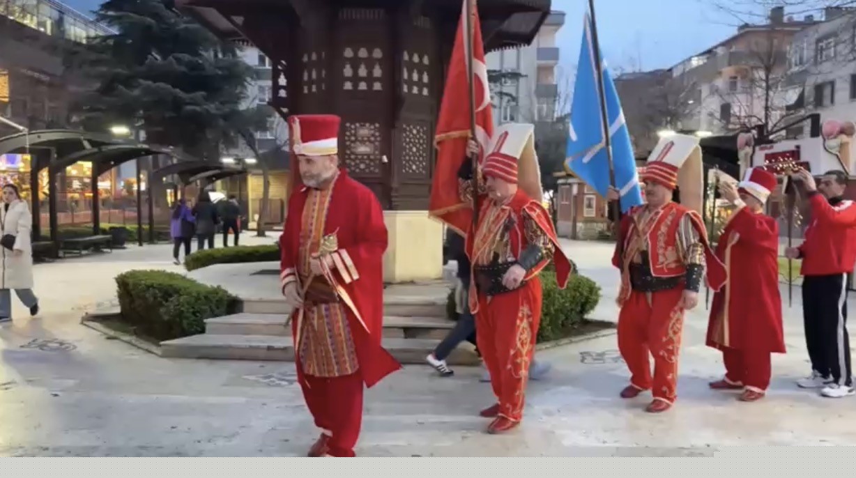 Davetli oldukları iftara mehter takımı ile gittiler
