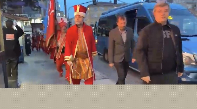 Davetli oldukları iftara mehter takımı ile gittiler
