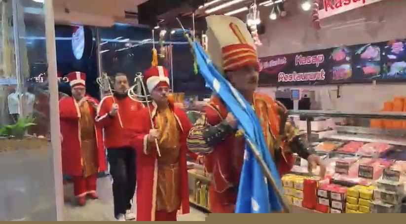 Davetli oldukları iftara mehter takımı ile gittiler
