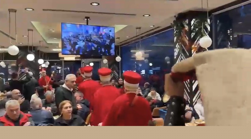 Davetli oldukları iftara mehter takımı ile gittiler
