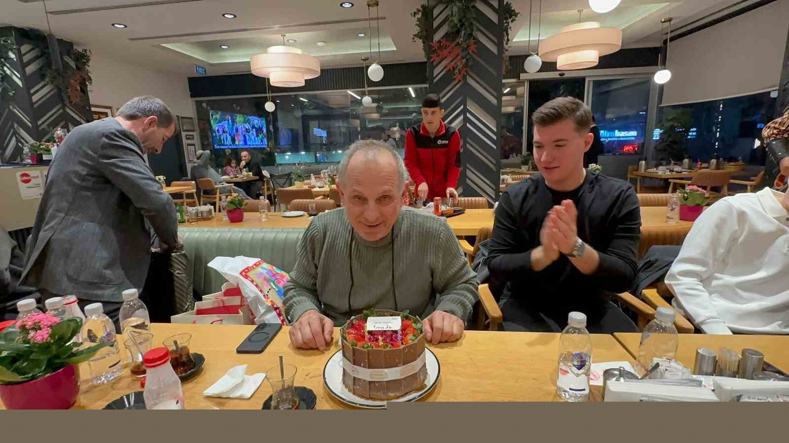 Davetli oldukları iftara mehter takımı ile gittiler
