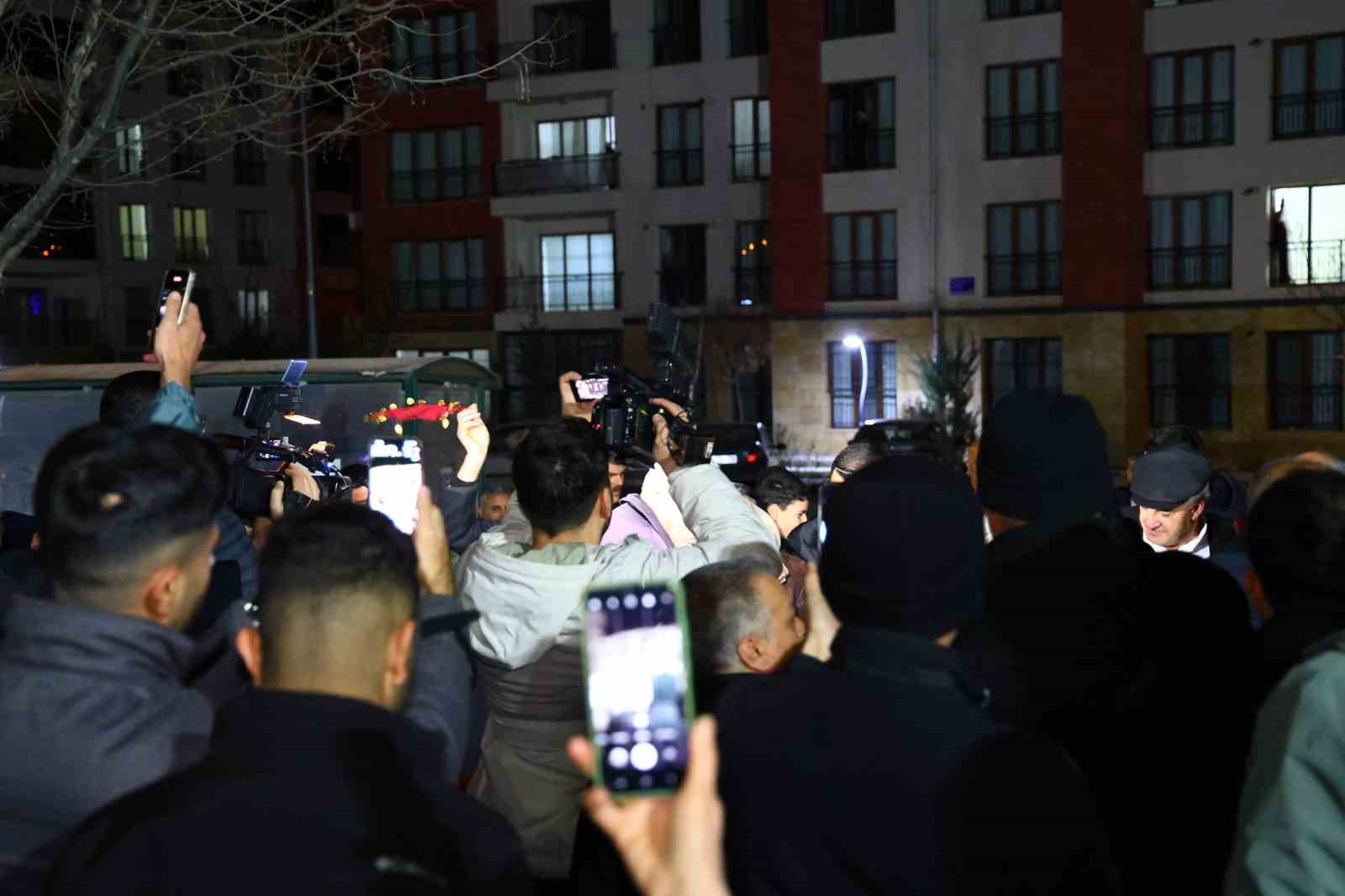 Davul ve klarnet eşliğinde geleneksel sahur halayı onlarca kişiyi buluşturdu
