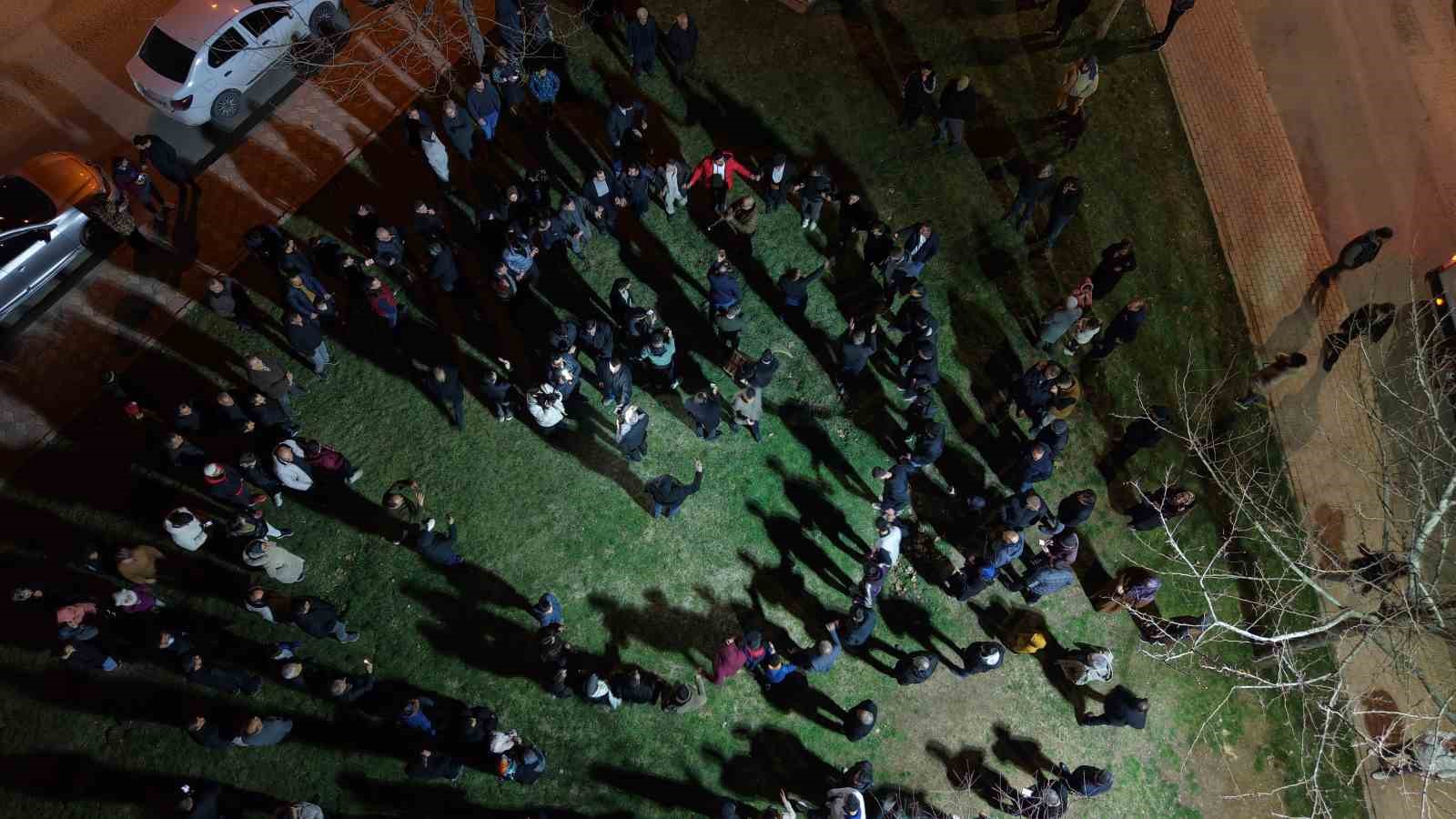 Davul ve klarnet eşliğinde geleneksel sahur halayı onlarca kişiyi buluşturdu
