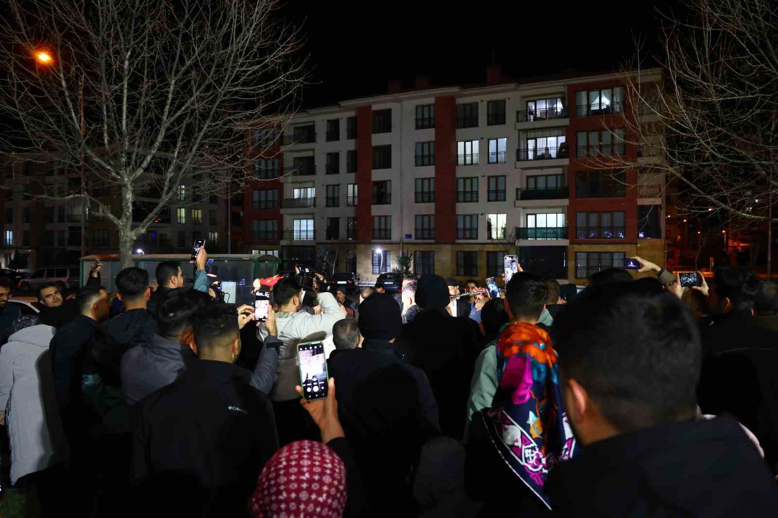 Davul ve klarnet eşliğinde geleneksel sahur halayı onlarca kişiyi buluşturdu
