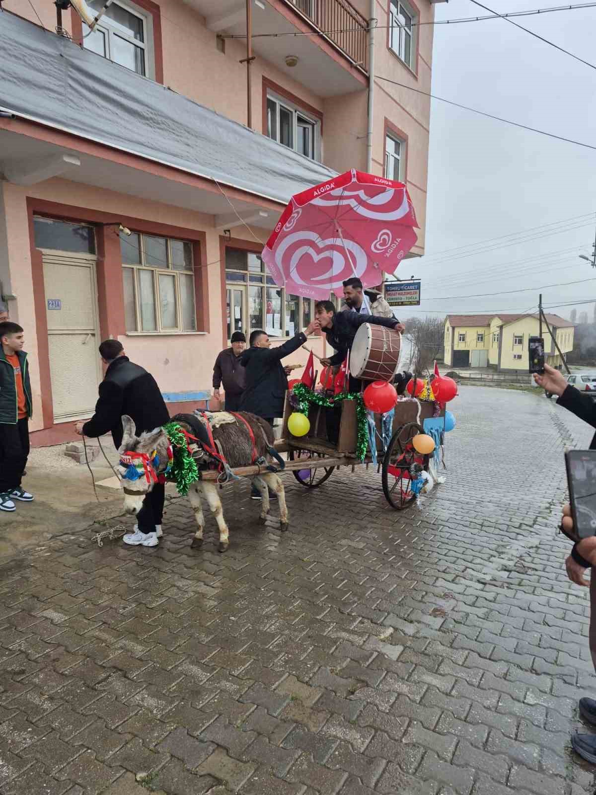 Davulcular bahşişi süslenen eşek arabasıyla topluyor
