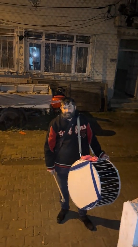 Davulcunun bahşiş pazarlığı gülümsetti
