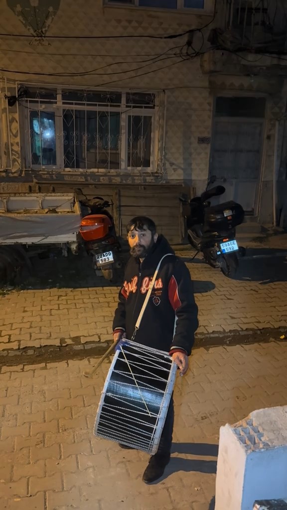 Davulcunun bahşiş pazarlığı gülümsetti
