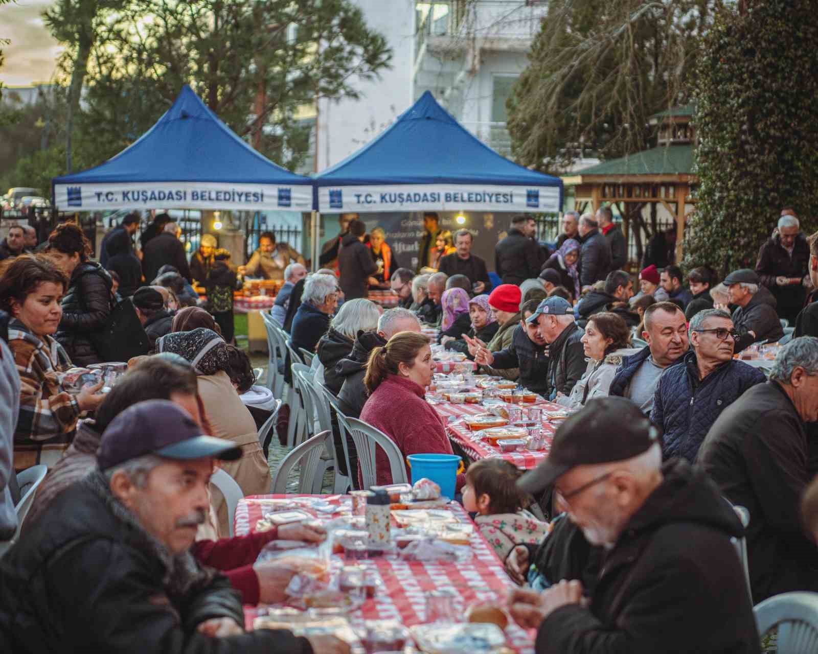 Davutlar’da oruçlar Kuşadası Belediyesi’nin iftar sofrasında açıldı
