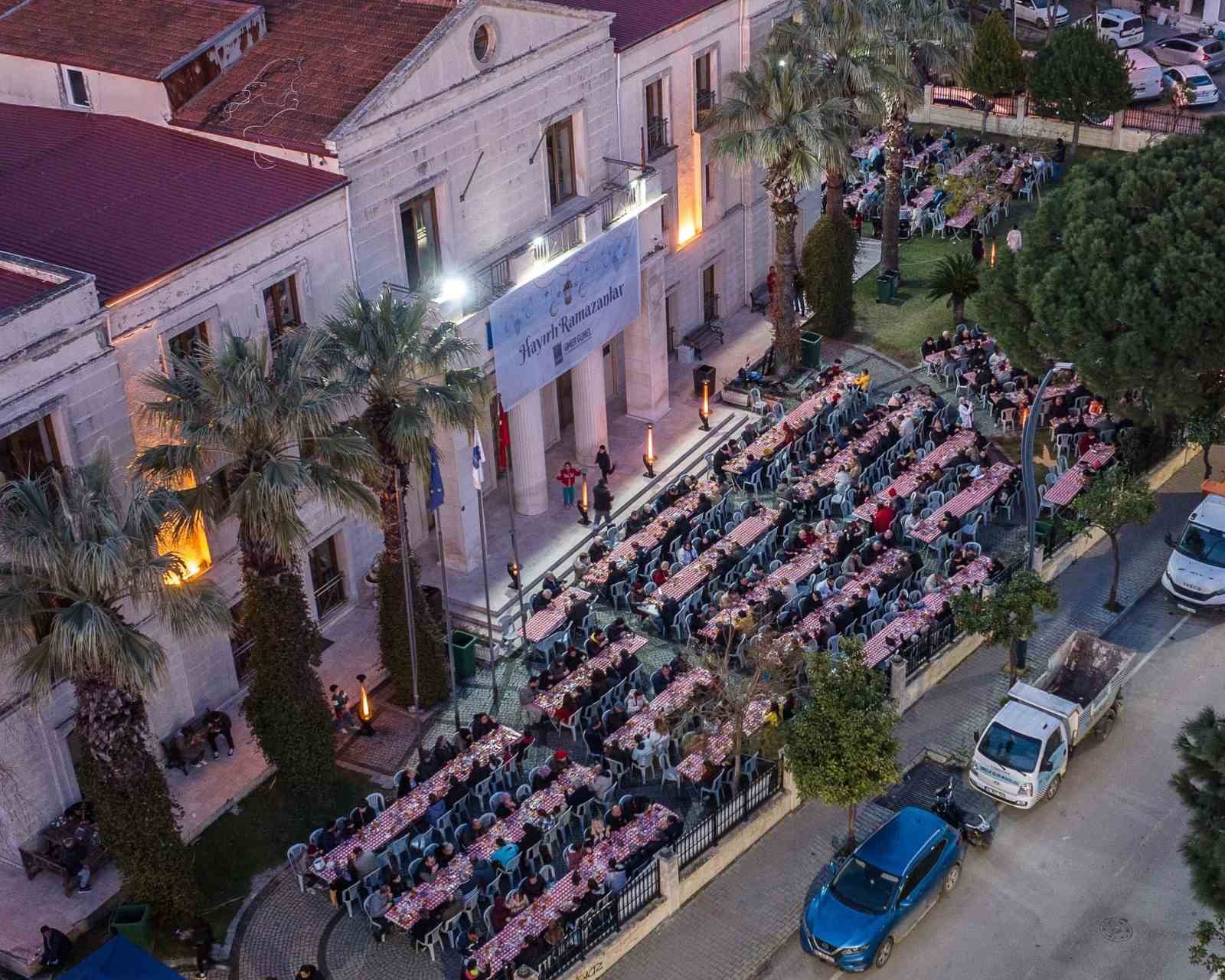 Davutlar’da oruçlar Kuşadası Belediyesi’nin iftar sofrasında açıldı

