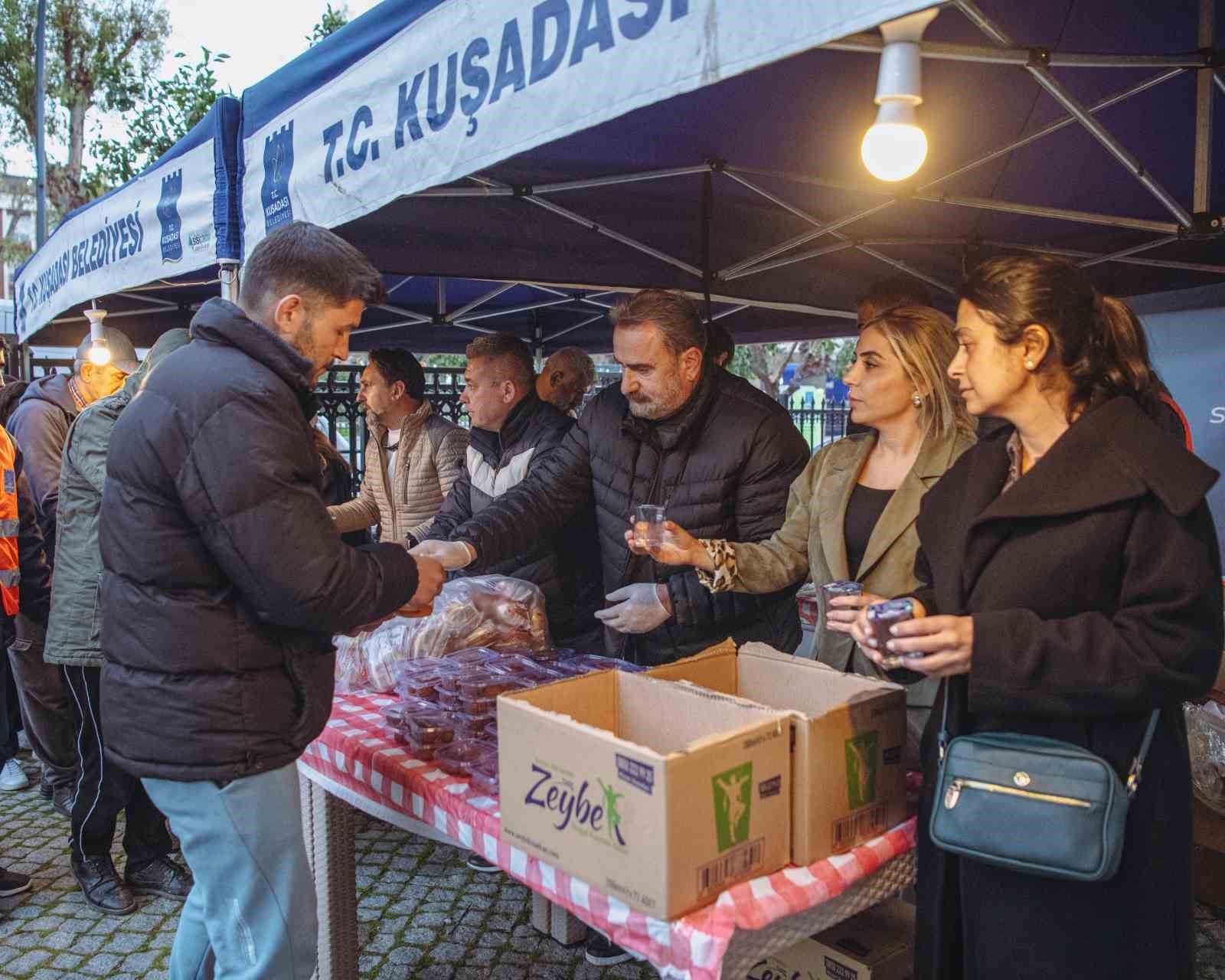 Davutlar’da oruçlar Kuşadası Belediyesi’nin iftar sofrasında açıldı

