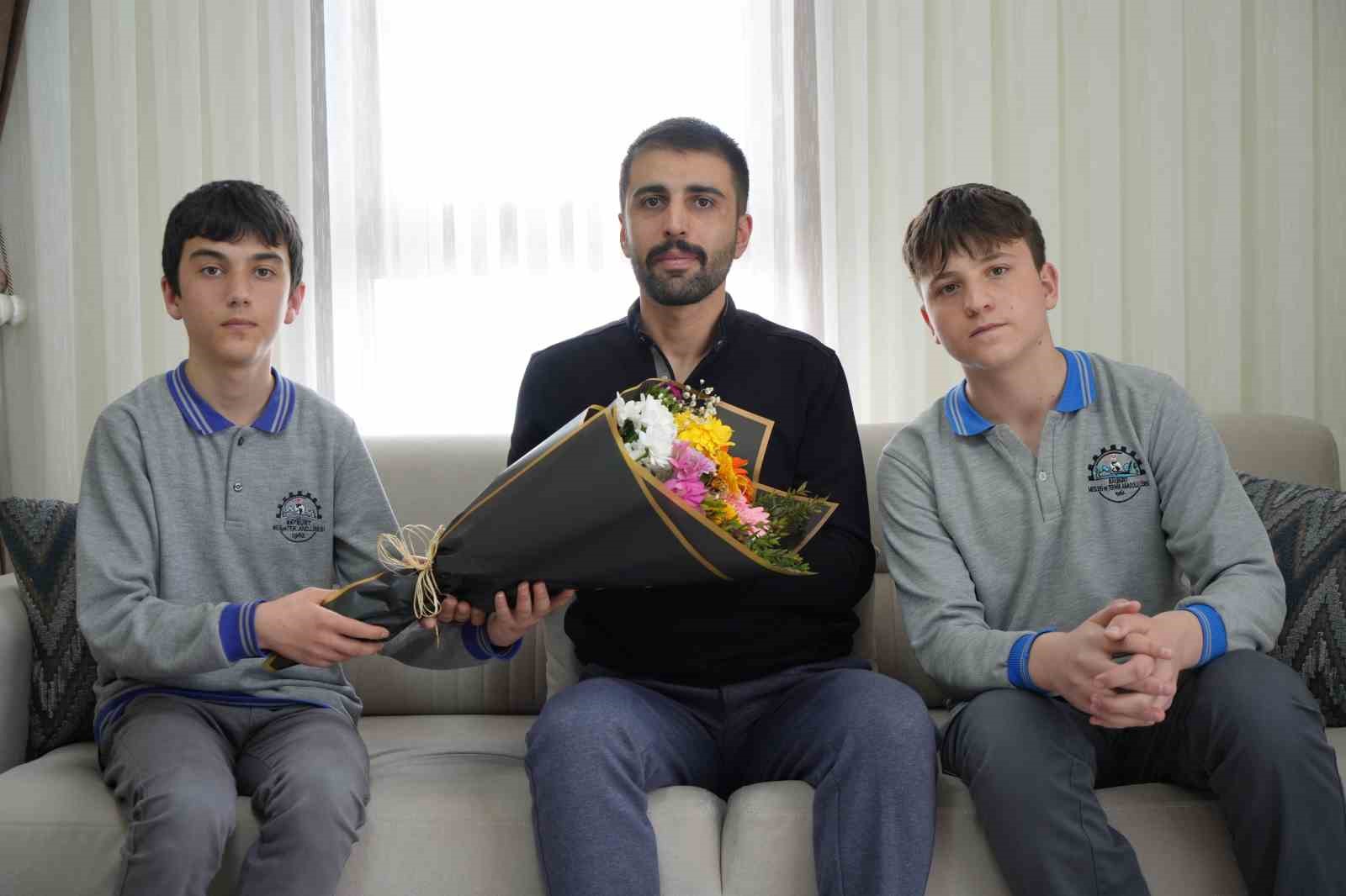 DEAŞ operasyonunda ağır yaralanmıştı: Bayburtlu kahraman komisere öğrencilerden Polis Haftası sürprizi
