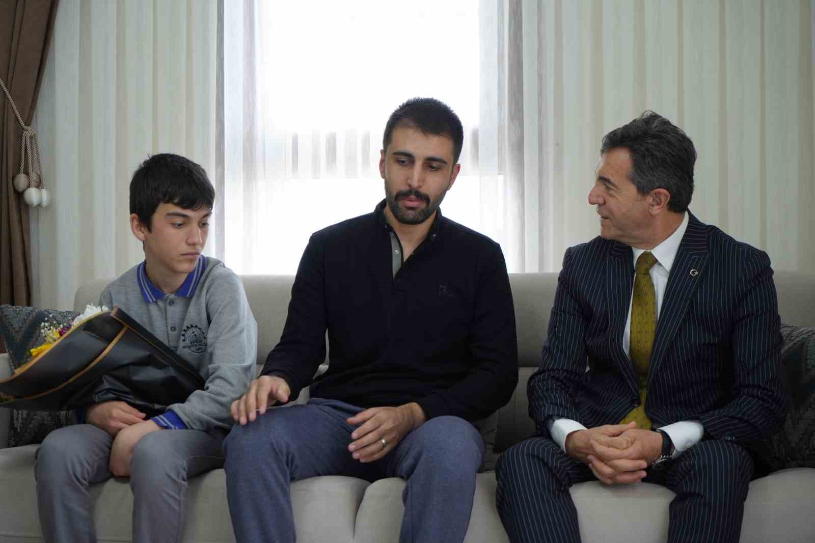 DEAŞ operasyonunda ağır yaralanmıştı: Bayburtlu kahraman komisere öğrencilerden Polis Haftası sürprizi
