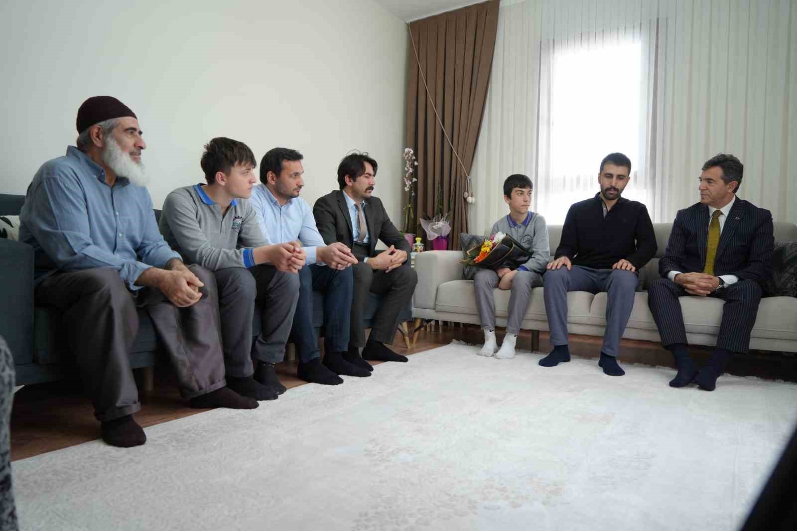 DEAŞ operasyonunda ağır yaralanmıştı: Bayburtlu kahraman komisere öğrencilerden Polis Haftası sürprizi
