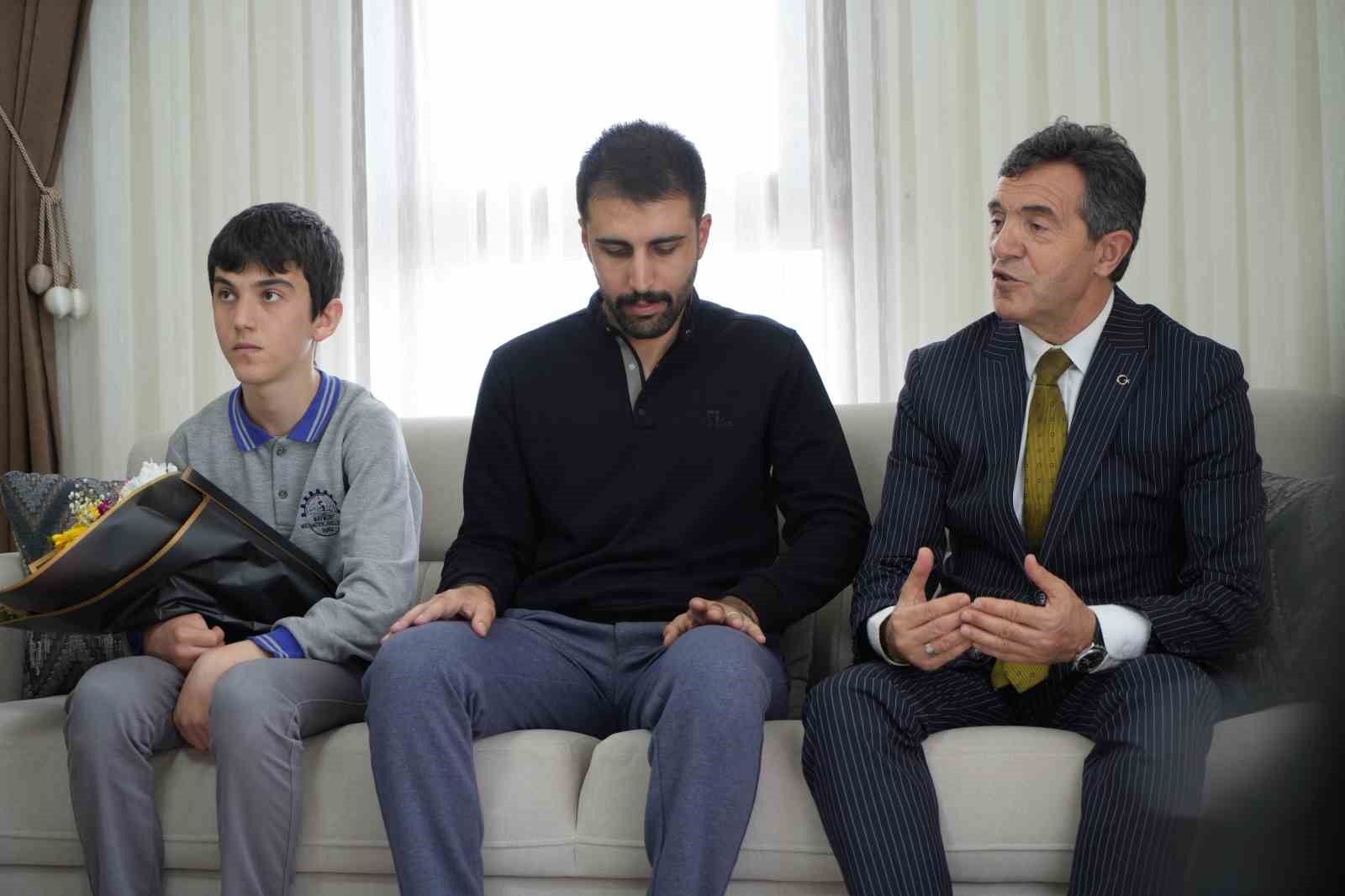 DEAŞ operasyonunda ağır yaralanmıştı: Bayburtlu kahraman komisere öğrencilerden Polis Haftası sürprizi
