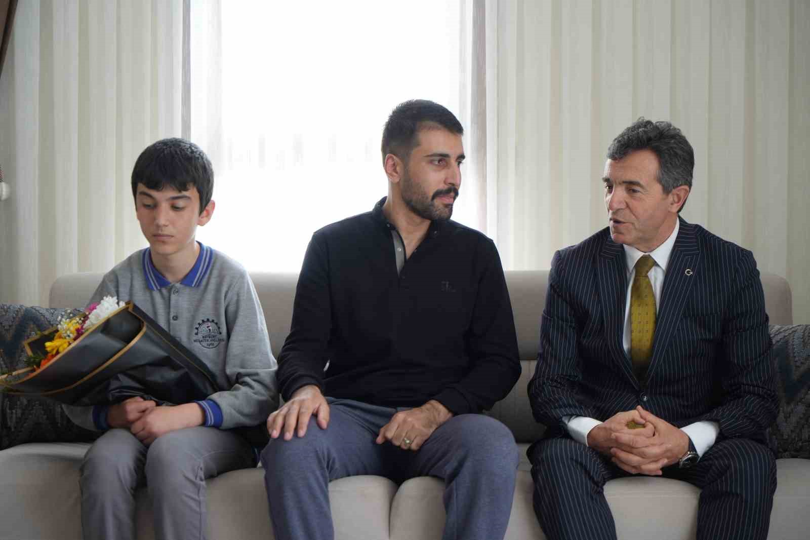 DEAŞ operasyonunda ağır yaralanmıştı: Bayburtlu kahraman komisere öğrencilerden Polis Haftası sürprizi
