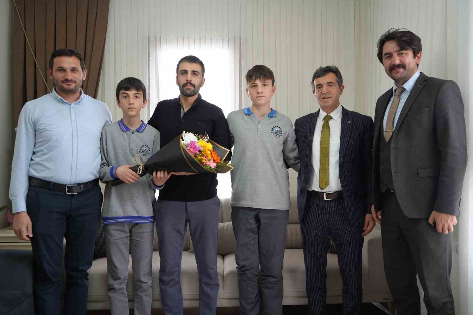 DEAŞ operasyonunda ağır yaralanmıştı: Bayburtlu kahraman komisere öğrencilerden Polis Haftası sürprizi
