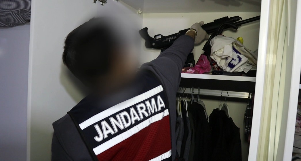 DEAŞ’ın finans ağına MİT destekli operasyon: 17 gözaltı, 9 tutuklama
DEAŞ’ın finans ağına MİT destekli operasyon: 17 gözaltı, 9 tutuklama