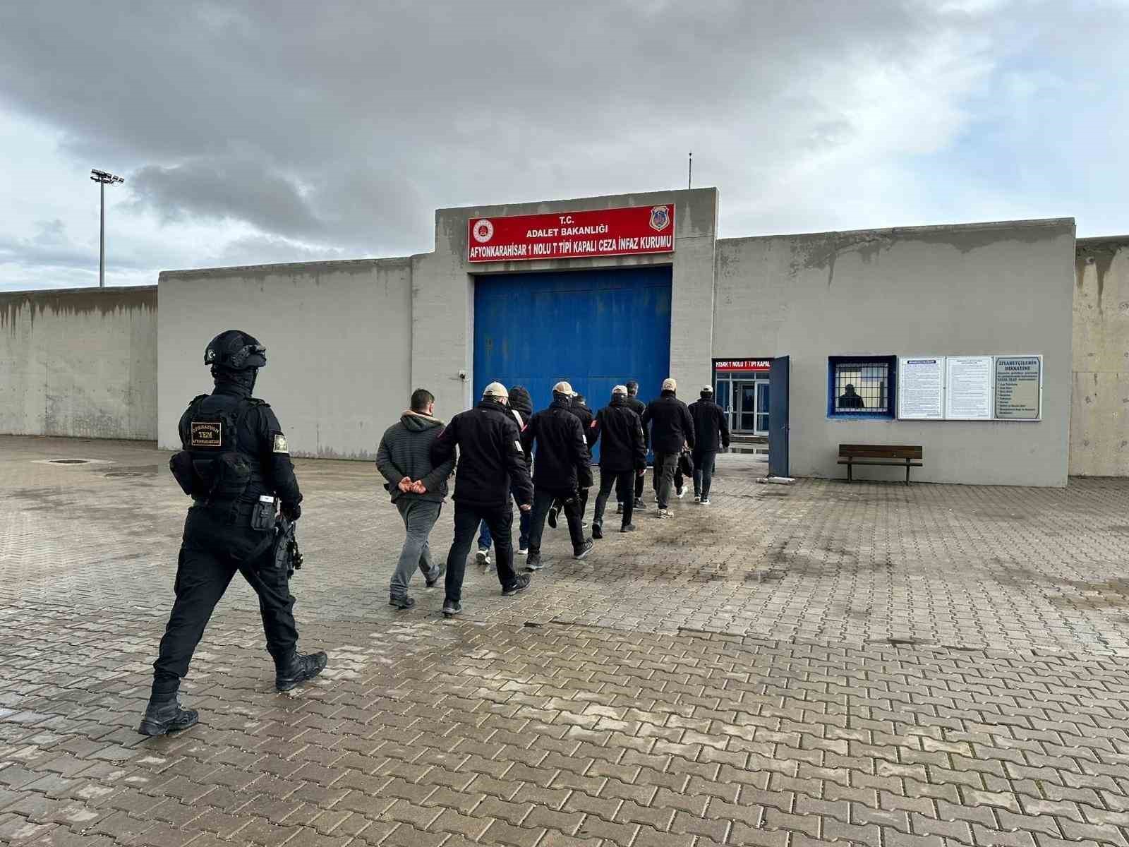 DEAŞ’ın İnterpol tarafından aranan sözde 7 yöneticisi Afyonkarahisar polisi tarafından yakalandı
