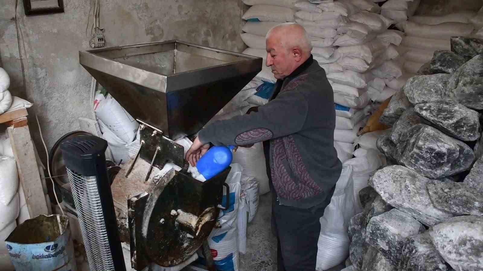 Dede mesleğini icra ediyor, teknolojiye direniyor
