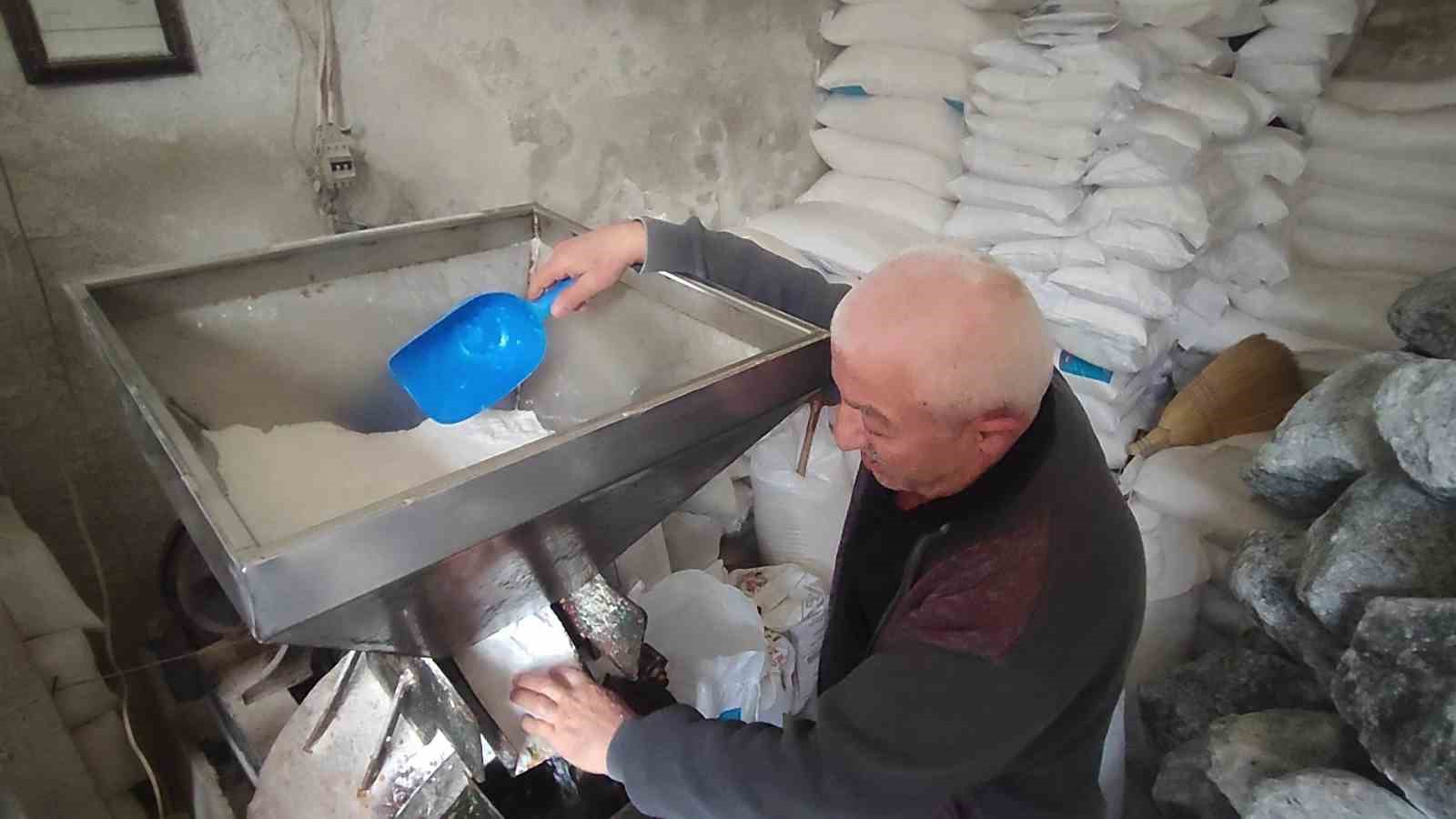 Dede mesleğini icra ediyor, teknolojiye direniyor
