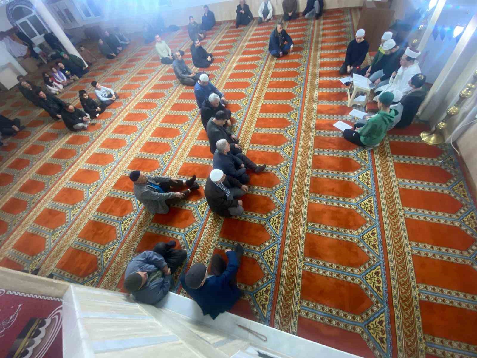 Dede torun, genç yaşlı aynı safta buluştu
