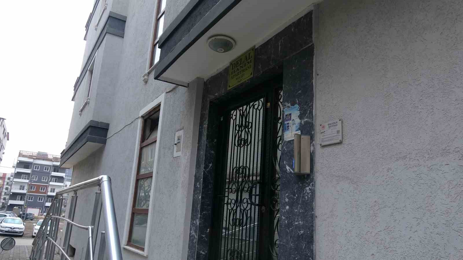 Dedektif gibi iz süren apartman yönetimi, asansördeki idrar kokusunun kaynağının kargocu olduğunu tespit etti
