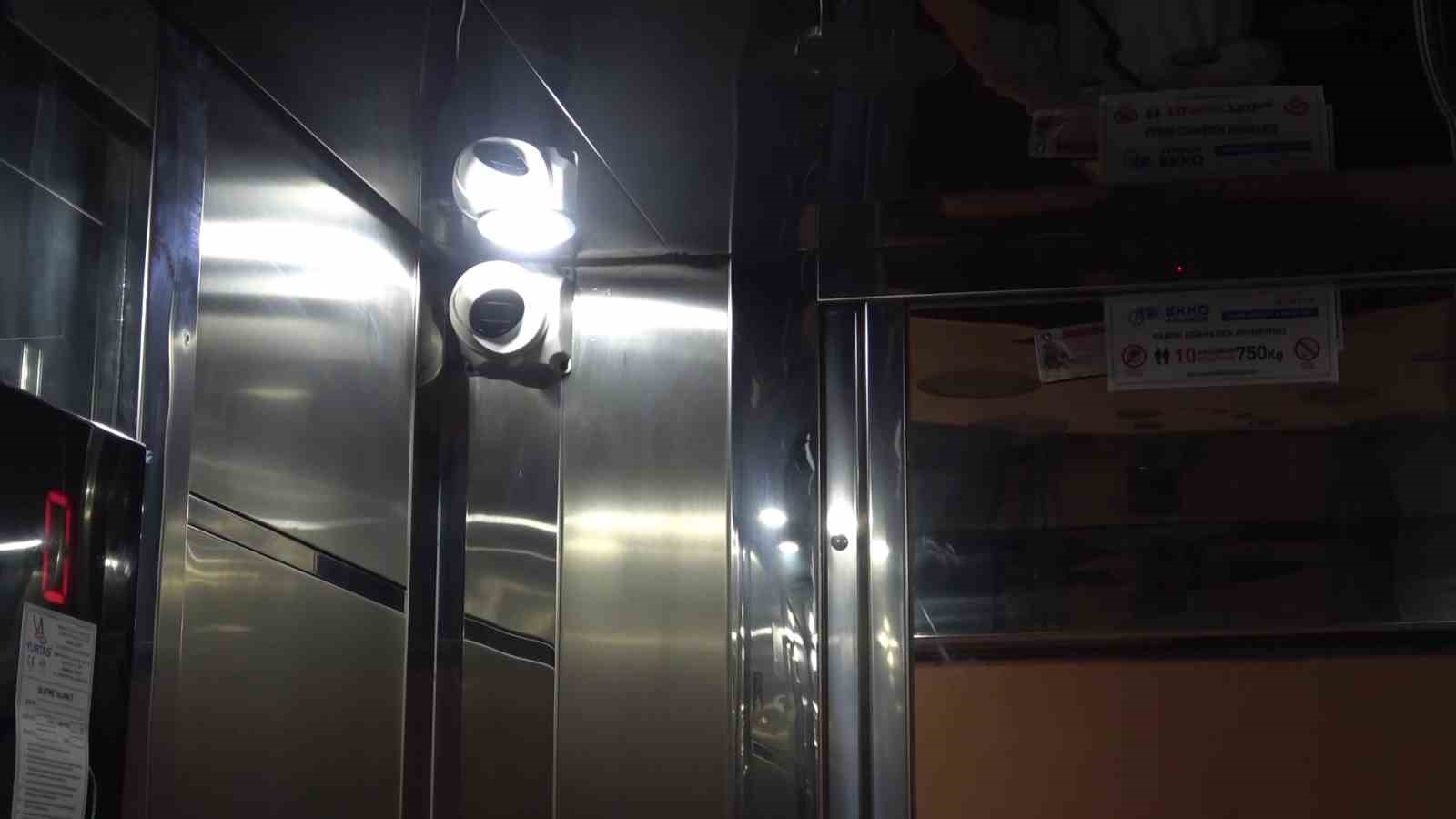 Dedektif gibi iz süren apartman yönetimi, asansördeki idrar kokusunun kaynağının kargocu olduğunu tespit etti
