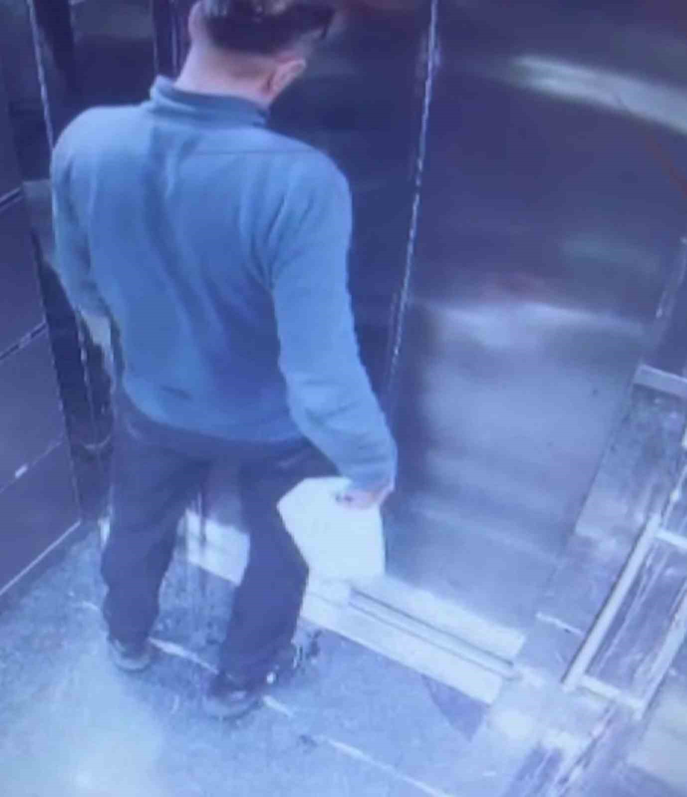 Dedektif gibi iz süren apartman yönetimi, asansördeki idrar kokusunun kaynağının kargocu olduğunu tespit etti
