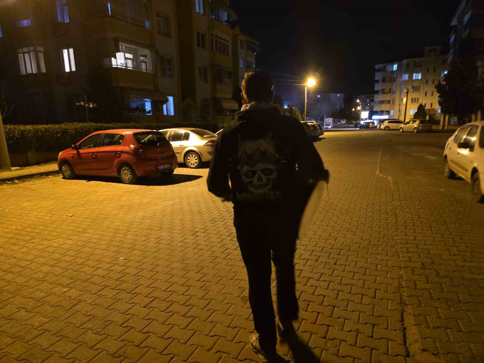 Dedesinden kalan davulla mahalleliyi sahura uyandırıyor
