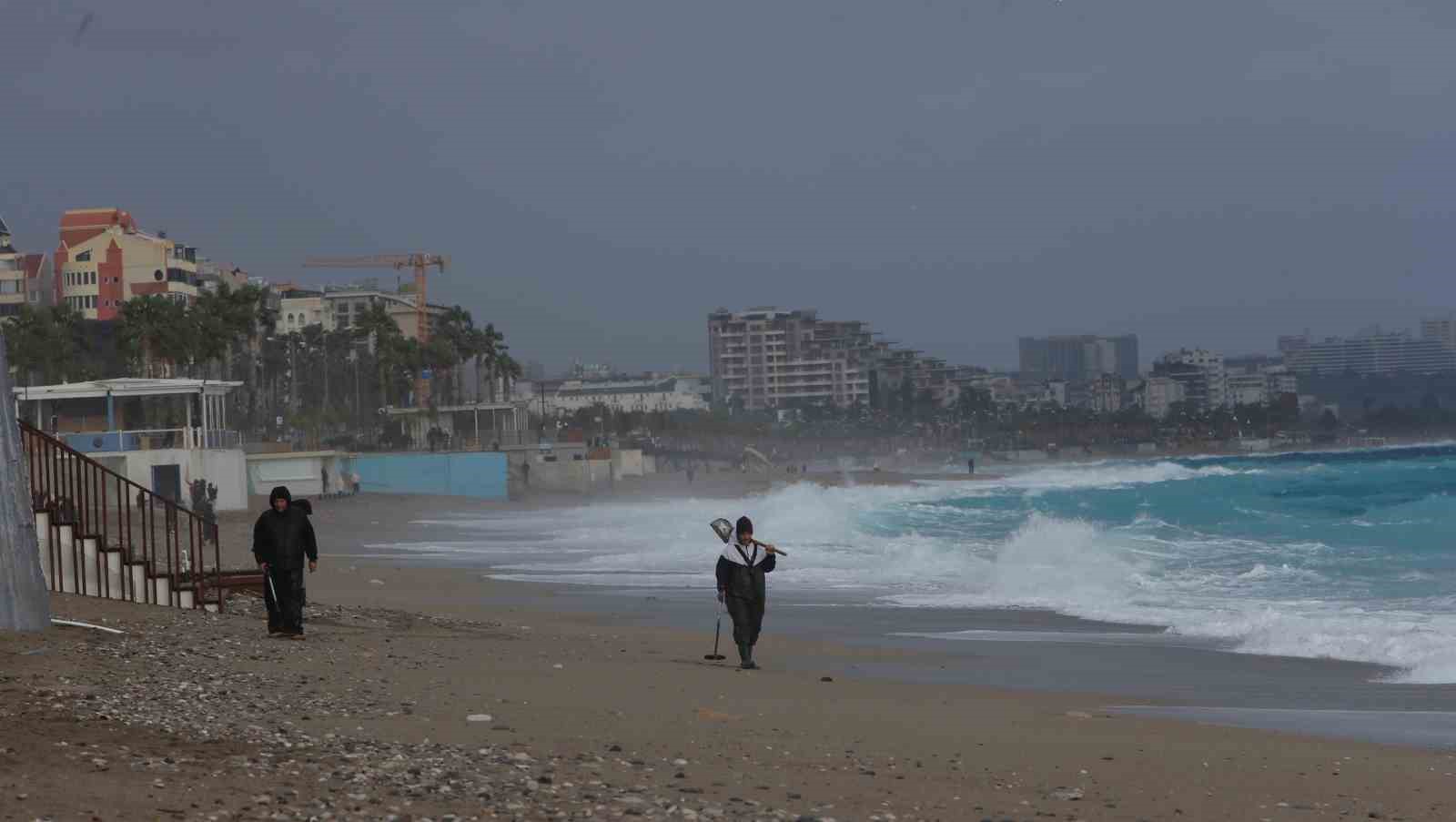 Define avcıları fırtınada iş başında: Dev dalgaların vurduğu sahilde dedektörle arama yaptılar
