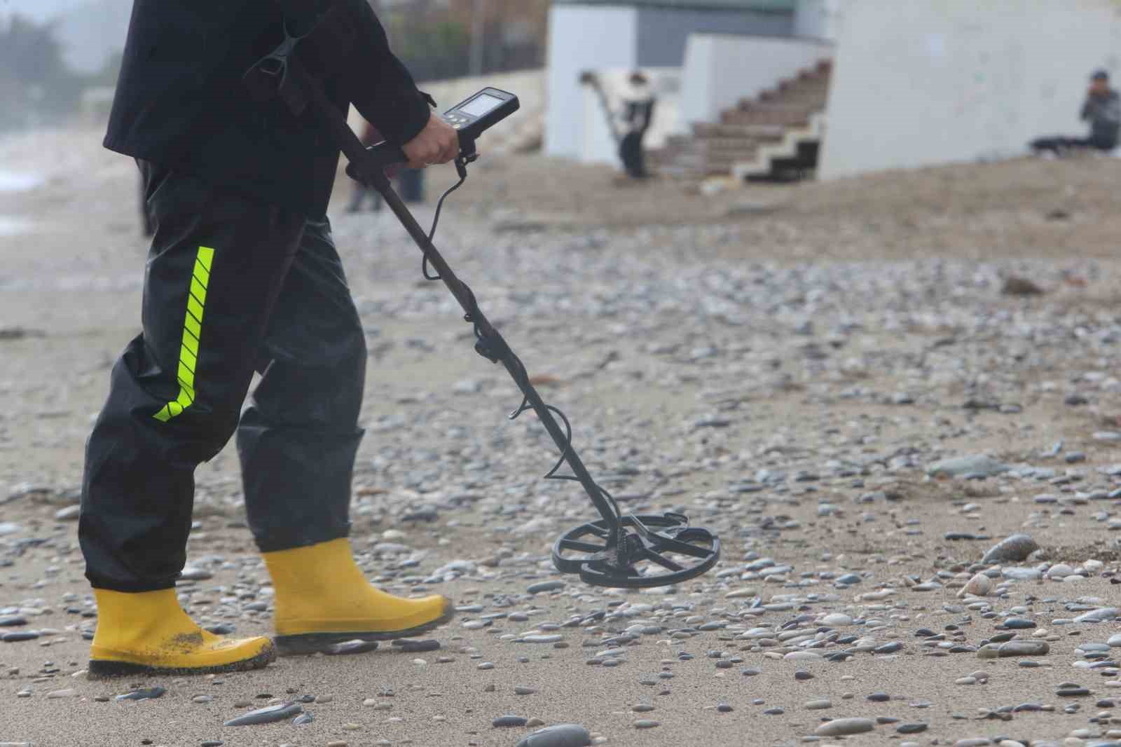 Define avcıları fırtınada iş başında: Dev dalgaların vurduğu sahilde dedektörle arama yaptılar
