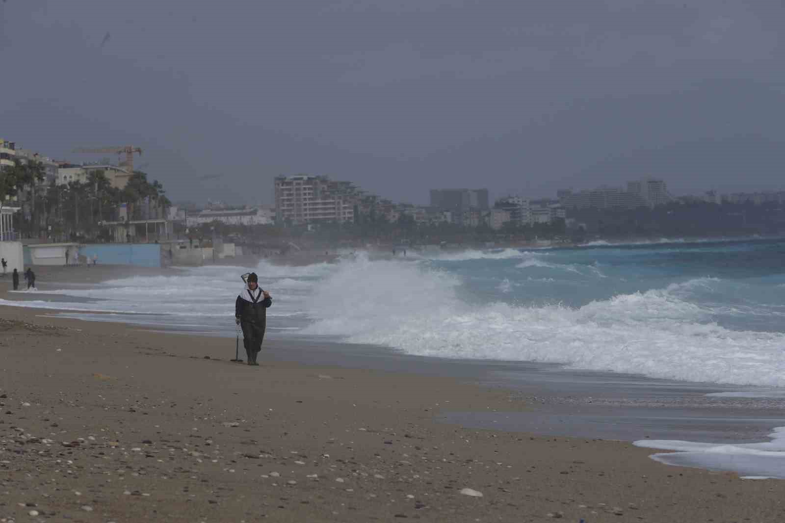 Define avcıları fırtınada iş başında: Dev dalgaların vurduğu sahilde dedektörle arama yaptılar
