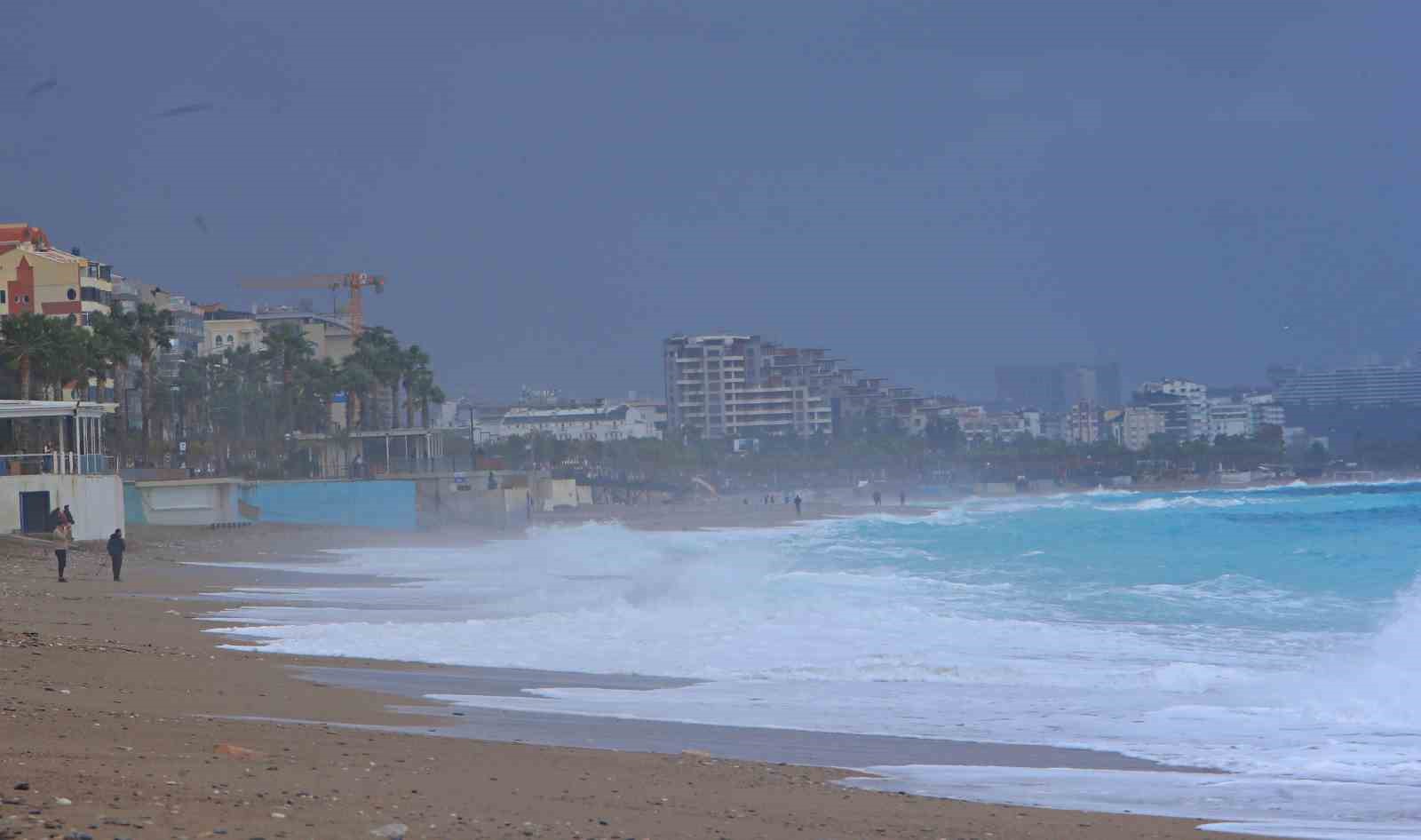 Define avcıları fırtınada iş başında: Dev dalgaların vurduğu sahilde dedektörle arama yaptılar
