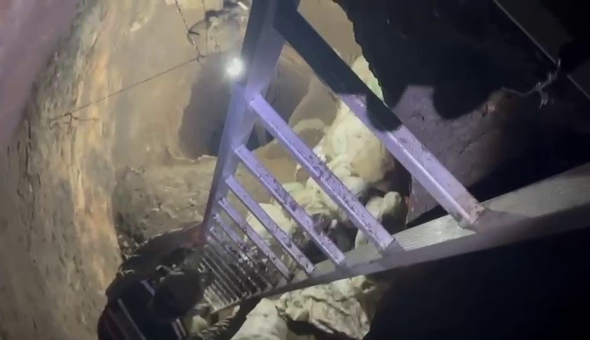 Define hevesiyle 40 metrelik kuyuyu evinin bahçesine 2 yılda kazdı
Define hevesiyle 40 metrelik kuyuyu evinin bahçesine 2 yılda kazdı