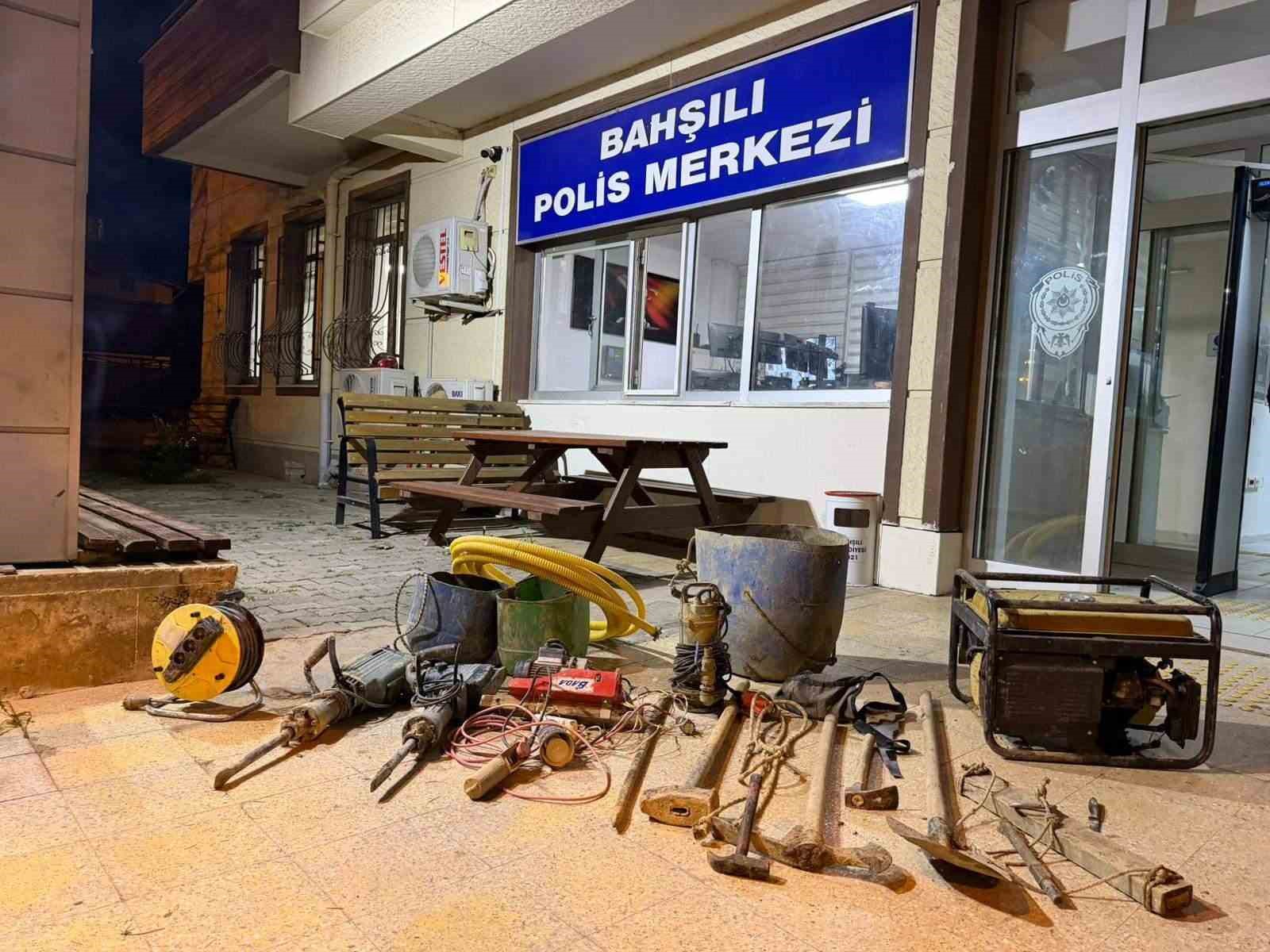 Define için 6 metrelik kuyu kaza kazan 4 şüpheli suçüstü yakalandı
