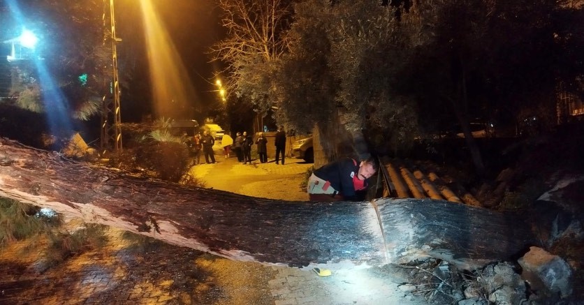 Defne’de devrilen ağaç yolu kapattı
