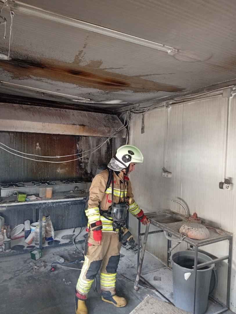 Defne’de iş yeri alevlere teslim oldu
