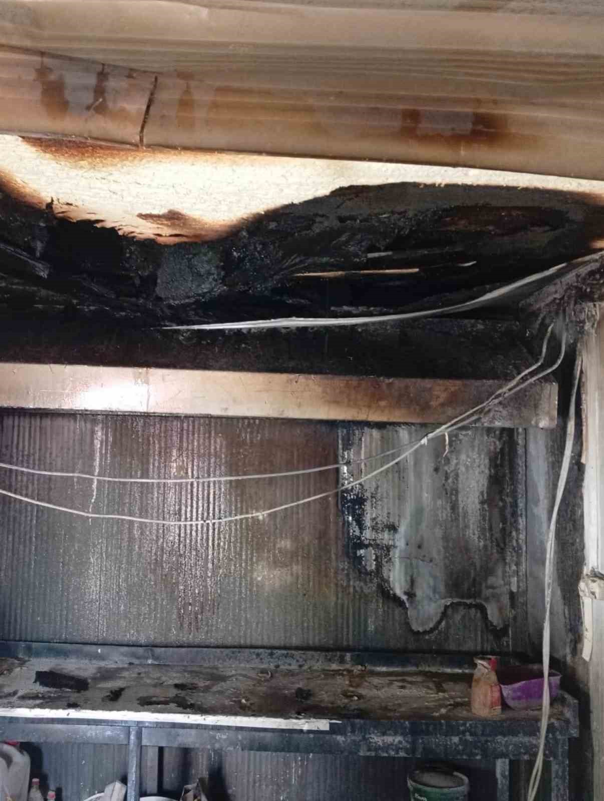 Defne’de iş yeri alevlere teslim oldu
